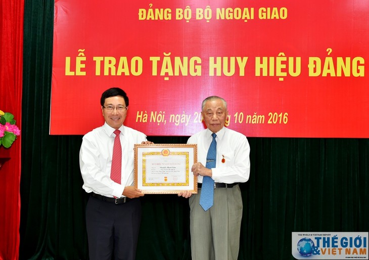 Đảng ủy Bộ Ngoại giao trao tặng Huy hiệu Đảng cho các đảng viên - ảnh 1