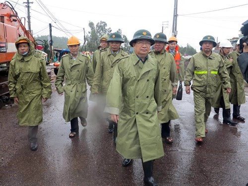 Phó Thủ tướng Trịnh Đình Dũng kiểm tra, chỉ đạo công tác ứng phó với mưa lũ tại Bình Định - ảnh 1
