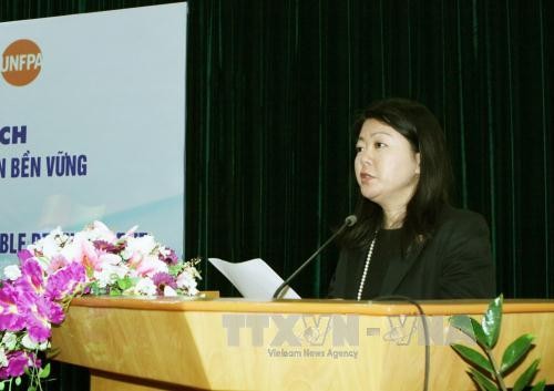 Bộ Nội vụ trao Kỷ niệm chương cho Phó Trưởng Đại diện Quỹ Dân số Liên Hợp Quốc tại Việt Nam  - ảnh 1