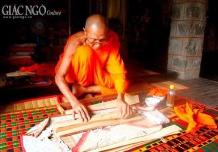 Tri thức và kỹ thuật viết chữ trên lá Buông được công nhận Di sản văn hóa phi vật thể quốc gia - ảnh 1