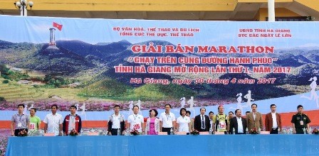 450 vận động viên Việt Nam và quốc tế tham gia giải chạy bán marathon “Cung đường Hạnh phúc”  - ảnh 1