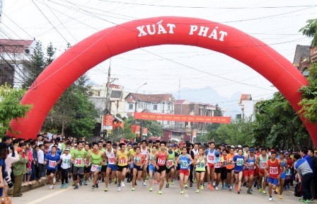 450 vận động viên Việt Nam và quốc tế tham gia giải chạy bán marathon “Cung đường Hạnh phúc”  - ảnh 2