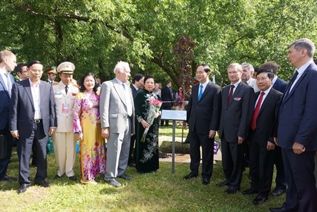 Chủ tịch Trần Đại Quang dâng hoa tượng Chủ tịch Hồ Chí Minh ở thủ đô Moscow - ảnh 1