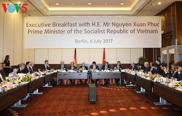 Thủ tướng Nguyễn Xuân Phúc đối thoại với các nhà đầu tư hàng đầu của Đức             - ảnh 1