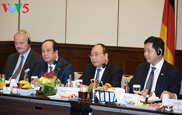 Thủ tướng Nguyễn Xuân Phúc đối thoại với các nhà đầu tư hàng đầu của Đức             - ảnh 2