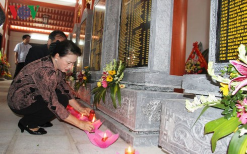 Chủ tịch Quốc hội Nguyễn Thị Kim Ngân thăm, tặng quà gia đình thương binh, liệt sỹ tại Hải Dương - ảnh 2