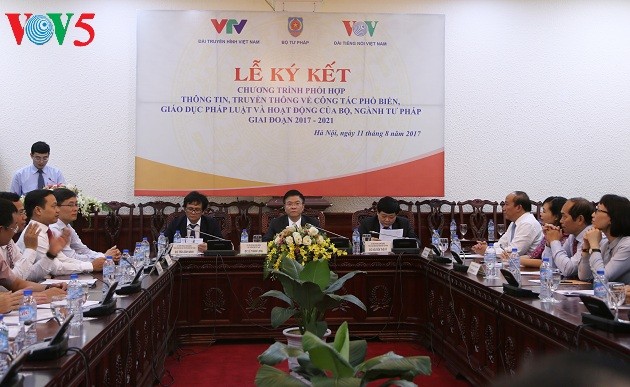Ký kết chương trình phối hợp giữa Bộ Tư pháp với Đài Tiếng nói Việt Nam và Đài Truyền hình Việt Nam  - ảnh 1