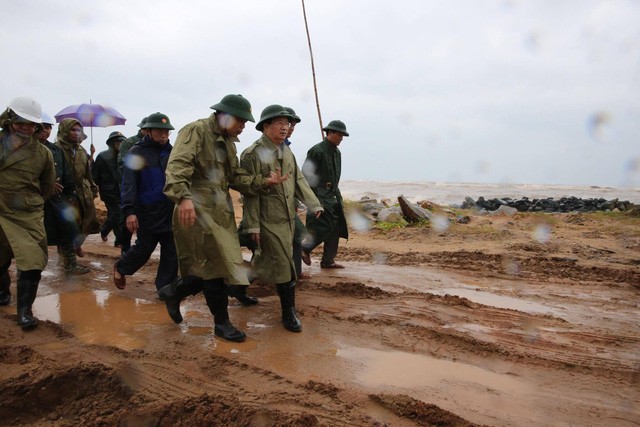 Phó Thủ tướng Trịnh Đình Dũng chỉ đạo công tác phòng chống bão Damreytại Phú Yên - ảnh 1