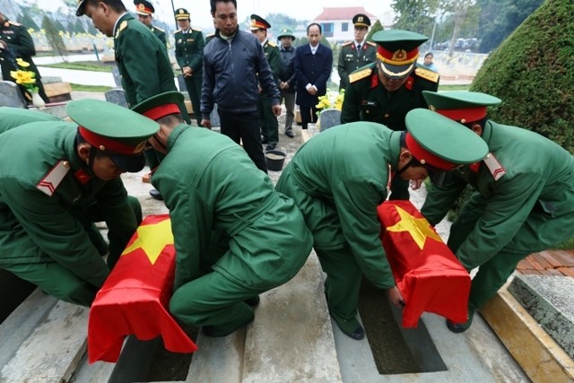 Điện Biên: Tổ chức lễ truy điệu, an táng 9 hài cốt quân tình nguyện Việt Nam hy sinh tại Lào  - ảnh 1