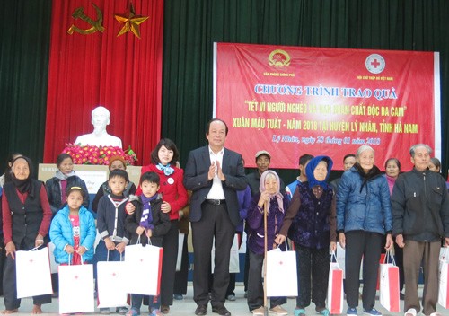 Hoạt động tặng quà Tết gia đình chính sách, người nghèo, nạn nhân chất độc da cam tỉnh Hà Nam  - ảnh 1