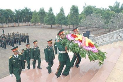 Đoàn đại biểu Quân đội Hoàng gia Campuchia dâng hương tại Nghĩa trang liệt sĩ huyện Đức Cơ, Gia Lai  - ảnh 1