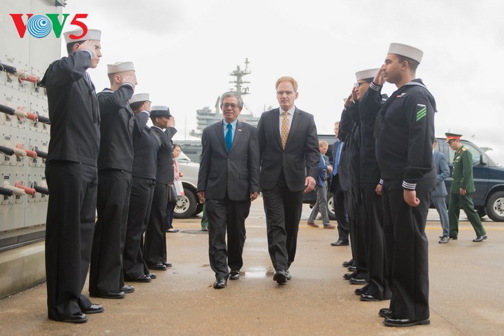 Đại sứ Việt Nam tại Hoa Kỳ Phạm Quang Vinh thăm Norfolk và tàu sân bay USS George H.W. Bush - ảnh 1