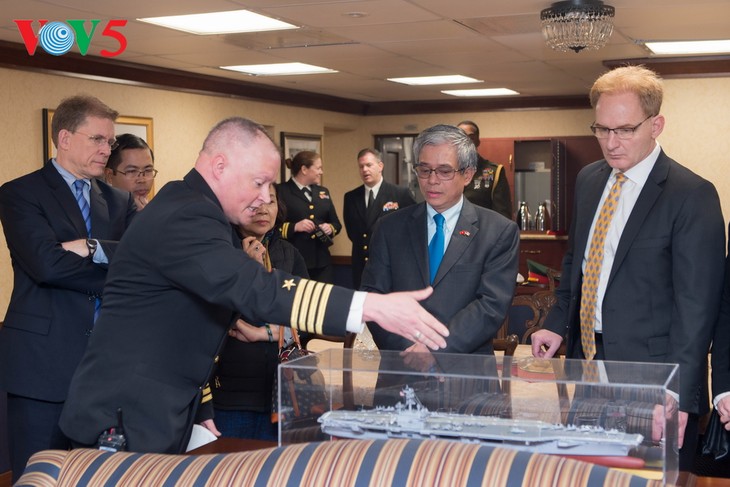 Đại sứ Việt Nam tại Hoa Kỳ Phạm Quang Vinh thăm Norfolk và tàu sân bay USS George H.W. Bush - ảnh 2