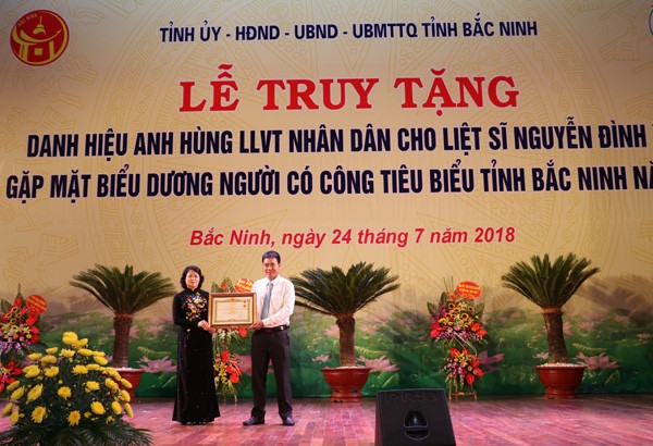 Phó Chủ tịch nước trao danh hiệu Anh hùng LLVT Nhân dân cho Liệt sỹ Nguyễn Đình Xô - ảnh 1