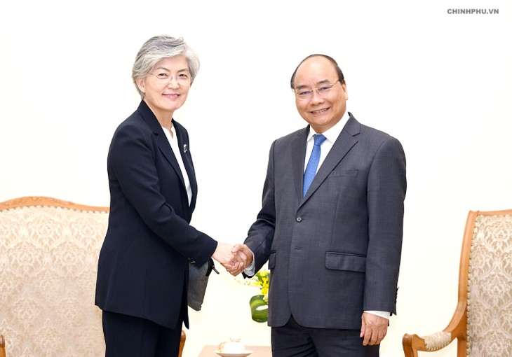 Thủ tướng Nguyễn Xuân Phúc tiếp khách các nước Trung Quốc, Nhật Bản, Hàn Quốc, nhân dịp sang VN dự Hội nghị Diễn đàn kinh tế thế giới về ASEAN  2018 - ảnh 2