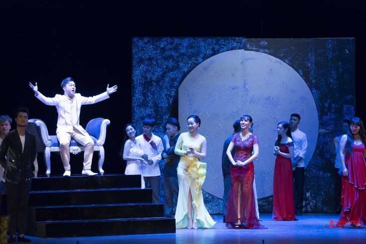 Trình diễn nhạc kịch nổi tiếng “Con dơi” ở Việt Nam - ảnh 1