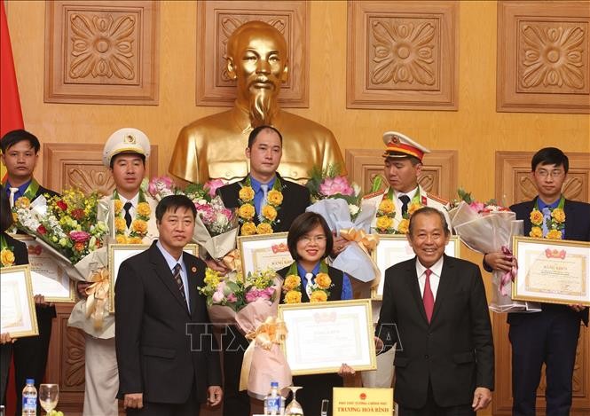 Phó Thủ tướng Trương Hòa Bình trao giải thưởng cho 36 cán bộ, công chức, viên chức trẻ giỏi toàn quốc năm 2018 - ảnh 1