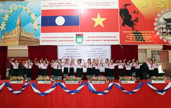 Lễ trao quà tặng của Tổng Bí thư, Chủ tịch nước Nguyễn Phú Trọng cho Trường song ngữ Lào-Việt Nam - ảnh 1