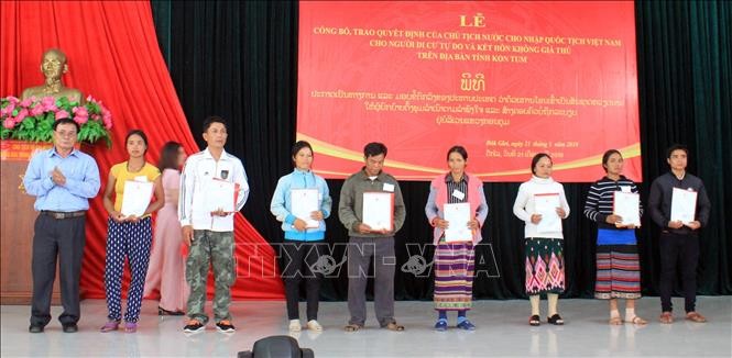 Trao quyết định nhập quốc tịch Việt Nam cho 38 công dân Lào - ảnh 1