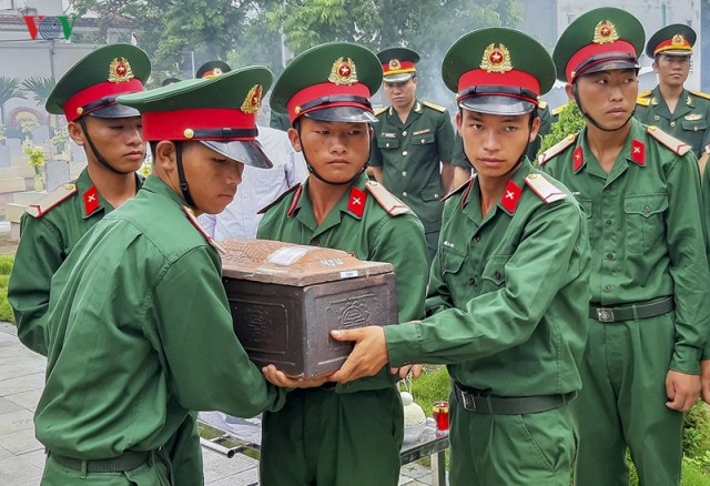 Truy điệu, an táng 12 hài cốt liệt sỹ quân tình nguyện Việt Nam hy sinh tại Lào - ảnh 1