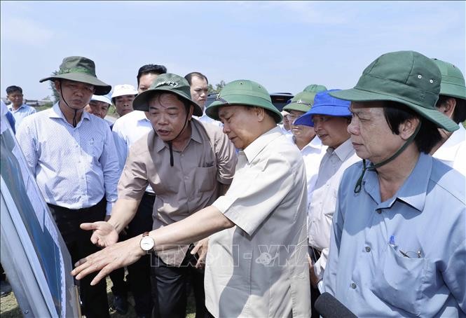 Thủ tướng Nguyễn Xuân Phúc: Cần khoảng 3.000 tỷ đồng để Đồng bằng sông Cửu Long xử lý dứt điểm sạt lở  - ảnh 1