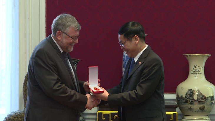 Trao tặng Huân chương Hữu nghị cho Hội Bỉ - Việt tại Bỉ - ảnh 1