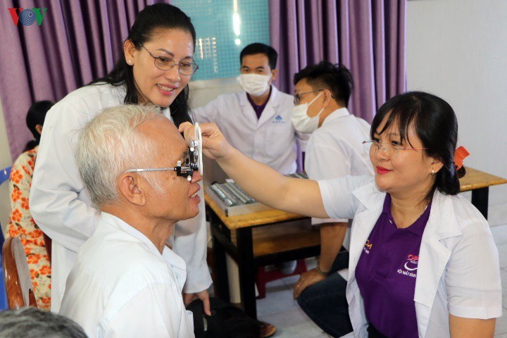 Bác sỹ Việt Nam khám mắt, tặng kính miễn phí cho bà con nghèo Campuchia - ảnh 1