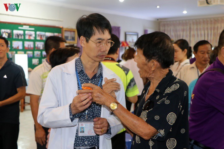 Bác sỹ Việt Nam khám mắt, tặng kính miễn phí cho bà con nghèo Campuchia - ảnh 2