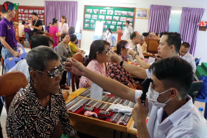 Bác sỹ Việt Nam khám mắt, tặng kính miễn phí cho bà con nghèo Campuchia - ảnh 3
