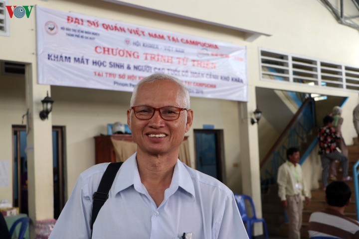 Bác sỹ Việt Nam khám mắt, tặng kính miễn phí cho bà con nghèo Campuchia - ảnh 5