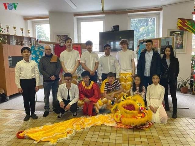 Ngày văn hoá Việt Nam dành cho các học sinh tại trường phổ thông tại Plzeň – CH Czech - ảnh 1