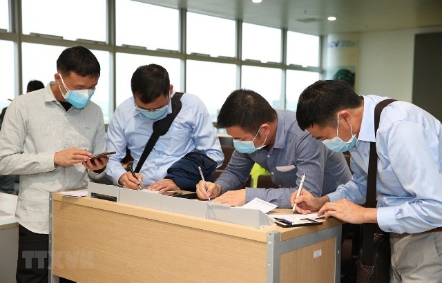 Hành khách nhập cảnh vào Việt Nam qua cửa khẩu Sân bay quốc tế Nội Bài được kiểm dịch chặt chẽ - ảnh 1