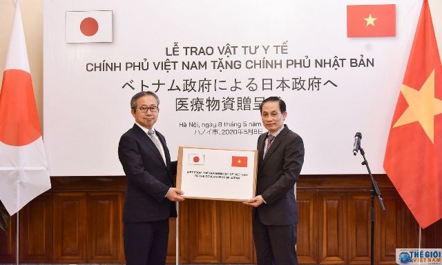 Trao tượng trưng hỗ trợ vật tư y tế của Chính phủ Việt Nam cho Chính phủ và nhân dân Nhật Bản - ảnh 1