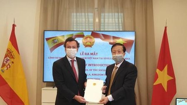 Trao quyết định bổ nhiệm chính thức Lãnh sự danh dự Việt Nam tại Sevilla, Tây Ban Nha - ảnh 1