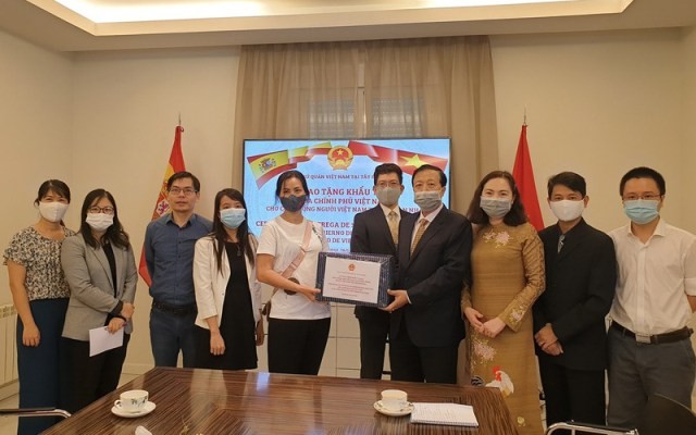 Trao tặng khẩu trang của Chính phủ Việt Nam cho cộng đồng người Việt Nam tại Tây Ban Nha - ảnh 1