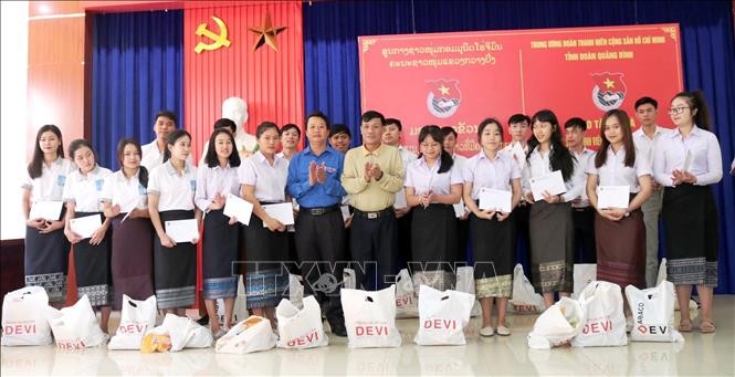 Quảng Bình: Trao tặng 100 suất quà cho sinh viên Lào có hoàn cảnh khó khăn đang học tập tại địa phương - ảnh 1