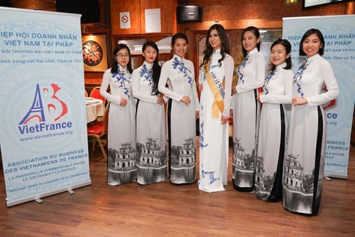 Phụ nữ Việt Nam ở nước ngoài tôn vinh vẻ đẹp Việt qua áo dài - ảnh 1