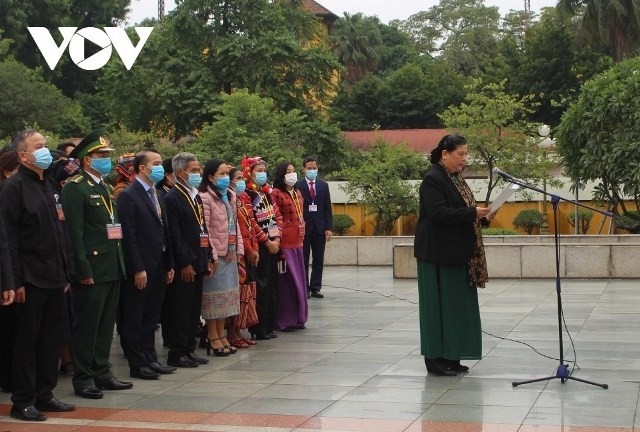 Đoàn đại biểu dự Đại hội toàn quốc các dân tộc thiểu số dâng hương các Vua Hùng, viếng Chủ tịch Hồ Chí Minh - ảnh 2
