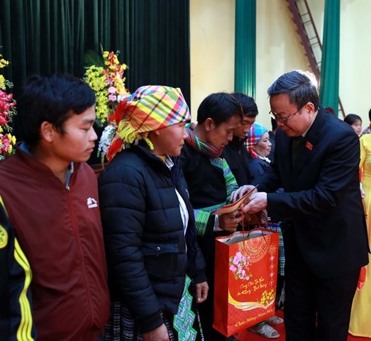 Phó Chủ tịch Quốc hội Phùng Quốc Hiển tặng quà Tết hộ nghèo huyện Văn Chấn (Yên Bái) - ảnh 1