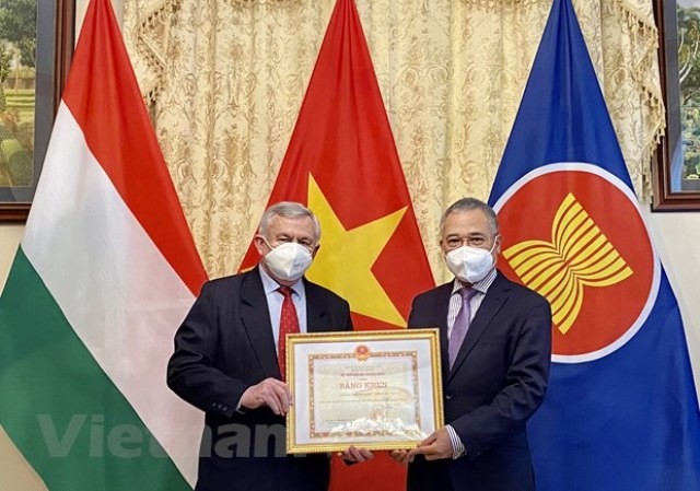Trao tặng Bằng khen của Bộ Ngoại giao cho Hội Hữu nghị Hungary - Việt Nam  - ảnh 1