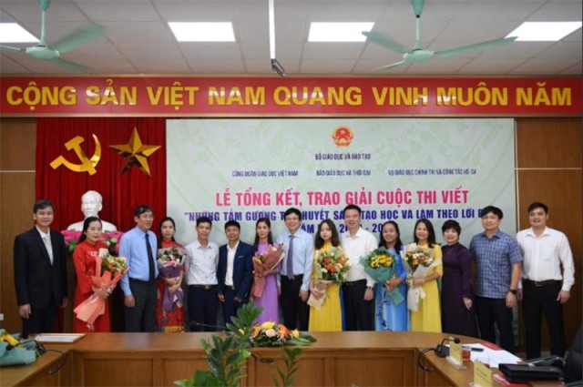 Trao giải cuộc thi viết “Những tấm gương tâm huyết, sáng tạo học và làm theo lời Chủ tịch Hồ Chí Minh”  - ảnh 1