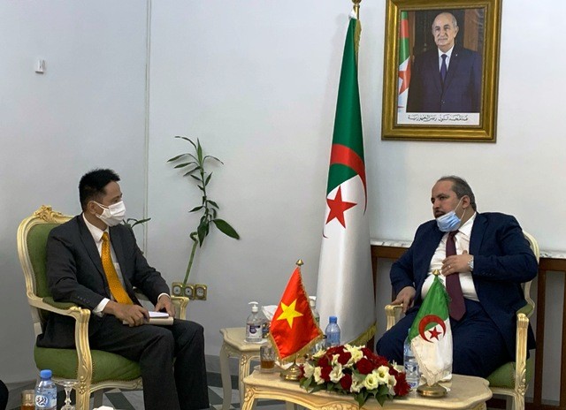 Đại sứ Việt Nam tại Algeria chào xã giao  Tổng Thư ký đảng Mặt trận Giải phóng Dân tộc Algeria - ảnh 1