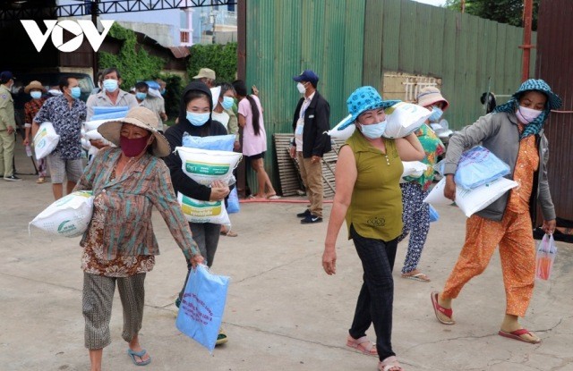 Hàng nghìn hộ người Campuchia gốc Việt tiếp tục được nhận cứu trợ - ảnh 1