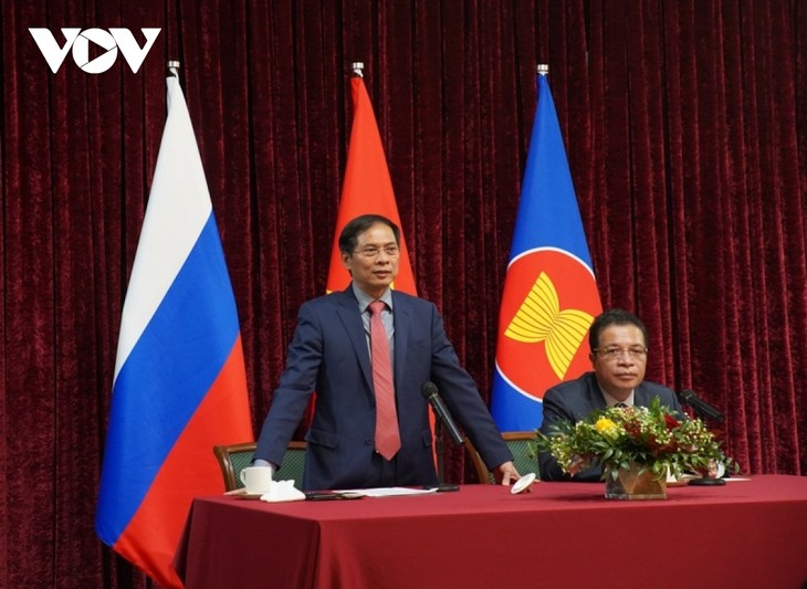 Bộ trưởng Ngoại giao Bùi Thanh Sơn gặp gỡ đại diện cộng đồng người Việt Nam tại Nga - ảnh 1