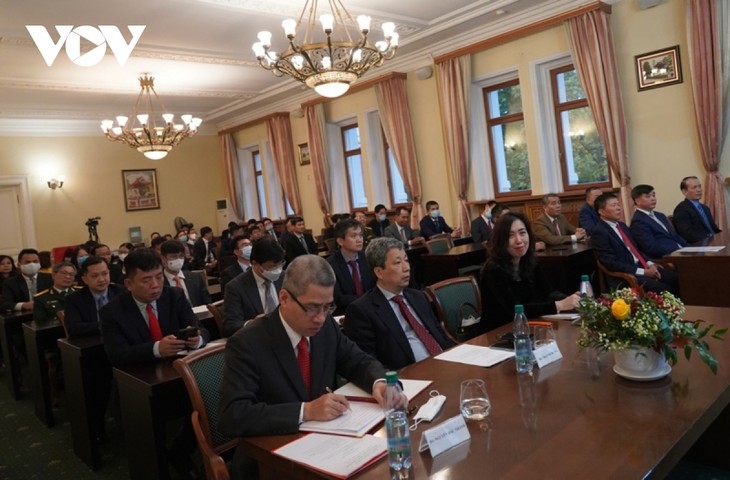 Bộ trưởng Ngoại giao Bùi Thanh Sơn gặp gỡ đại diện cộng đồng người Việt Nam tại Nga - ảnh 2