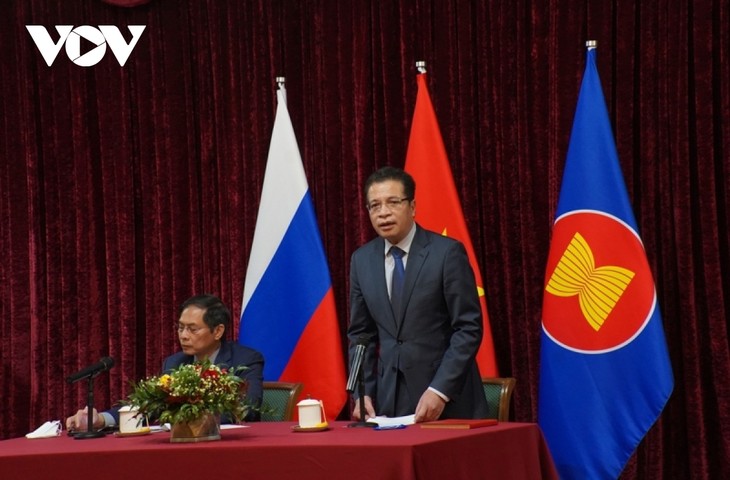 Bộ trưởng Ngoại giao Bùi Thanh Sơn gặp gỡ đại diện cộng đồng người Việt Nam tại Nga - ảnh 3