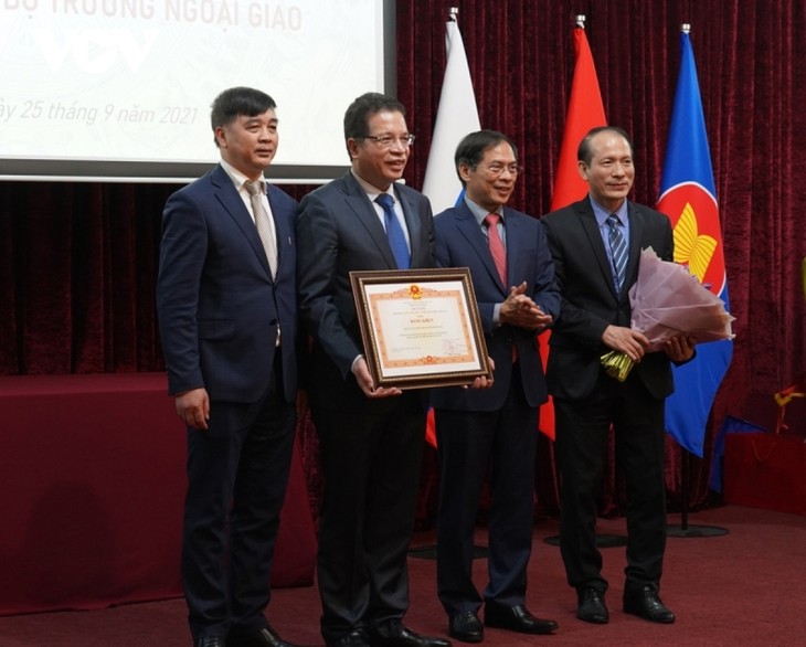 Bộ trưởng Ngoại giao Bùi Thanh Sơn gặp gỡ đại diện cộng đồng người Việt Nam tại Nga - ảnh 4