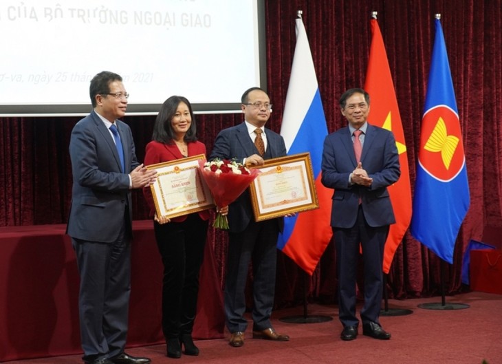 Bộ trưởng Ngoại giao Bùi Thanh Sơn gặp gỡ đại diện cộng đồng người Việt Nam tại Nga - ảnh 5