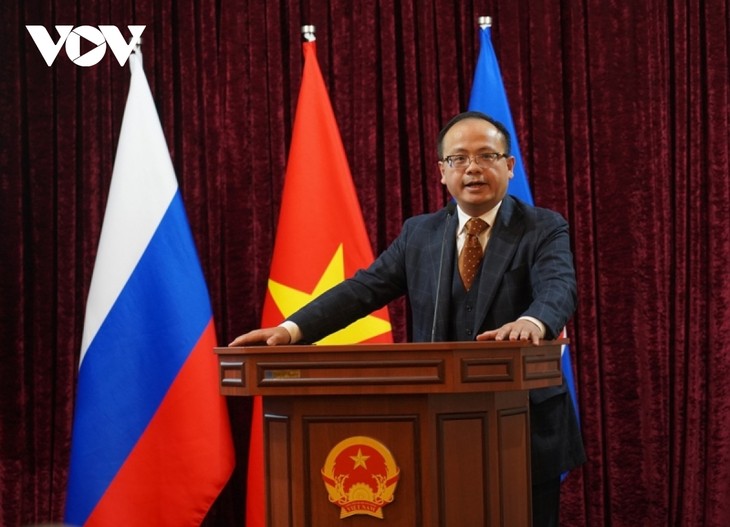 Bộ trưởng Ngoại giao Bùi Thanh Sơn gặp gỡ đại diện cộng đồng người Việt Nam tại Nga - ảnh 7