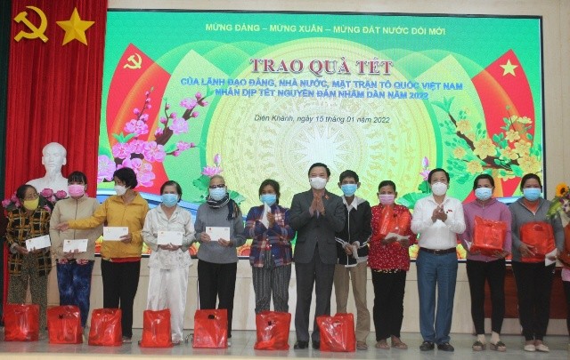 Phó Chủ tịch Quốc hội Nguyễn Khắc Định thăm, tặng quà Tết gia đình chính sách, hộ nghèo tại tỉnh Khánh Hòa - ảnh 1